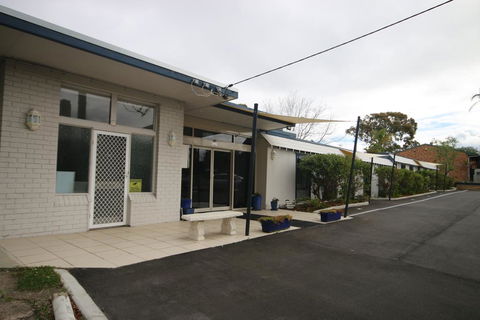 Lake Munmorah Motel - Darwin Holiday 1