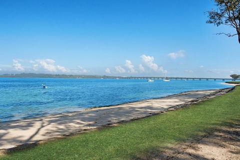 Large Family Waterfront Home With Room For A Boat - Welsby Pde, Bongaree - Darwin Holiday 2