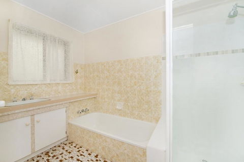 Large Family Waterfront Home With Room For A Boat - Welsby Pde, Bongaree - Darwin Holiday 1