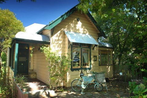 Leura Lady - Darwin Holiday 0