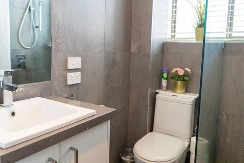 Light Filled Contemporary Urban Oasis Apt + Parking - Darwin Holiday 3