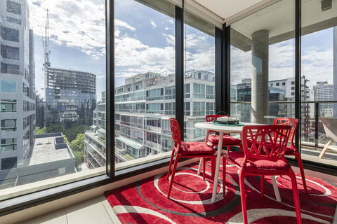 LIGHT, AIRY, SPACIOUS QUEENS ROAD APARTMENT - Darwin Holiday 1