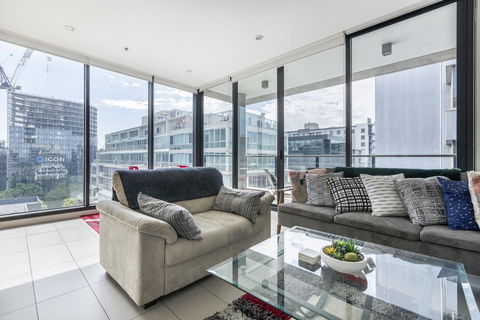 LIGHT, AIRY, SPACIOUS QUEENS ROAD APARTMENT - Darwin Holiday 0