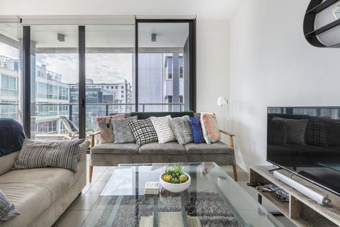LIGHT, AIRY, SPACIOUS QUEENS ROAD APARTMENT - Darwin Holiday 2