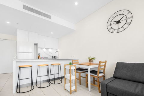 Luxe Apartment With Balcony And Pool Near Galleries - Darwin Holiday 1