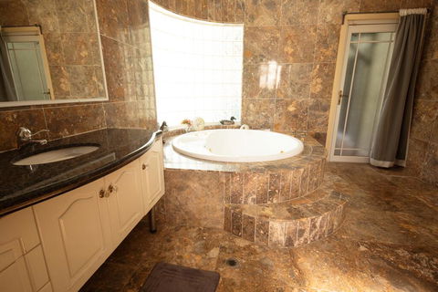 Luxuary Self-contained Living With Spa. - Darwin Holiday 3