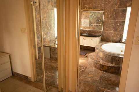 Luxuary Self-contained Living With Spa. - Darwin Holiday 1
