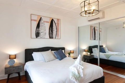 Luxurious Heritage Home With Harbour Bridge Views - Darwin Holiday 3