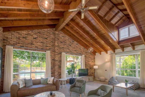 Luxurious Home On 5 Acres, Close To CBD - Sleeps 18 - Darwin Holiday 0