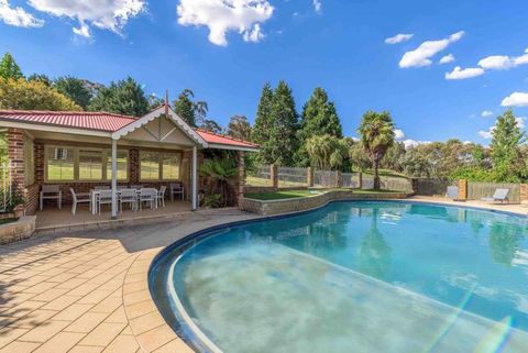 Luxurious Home On 5 Acres, Close To CBD - Sleeps 18 - Darwin Holiday 1