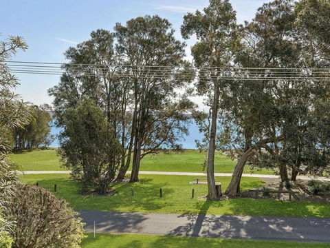 Luxurious Lake House - Darwin Holiday 3