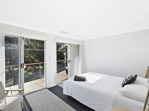 Luxurious Lake House - Darwin Holiday 2