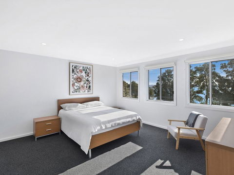 Luxurious Lake House - Darwin Holiday 1