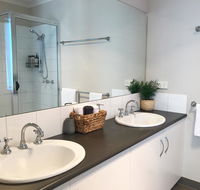 Luxury 4BR Home with KING Bed Lakes Entrance - Darwin Holiday