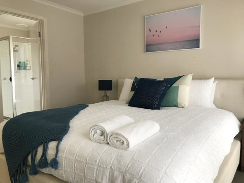 Luxury 4BR Home With KING Bed Lakes Entrance - Darwin Holiday 3