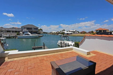 Luxury Canal Vista - Darwin Holiday 3