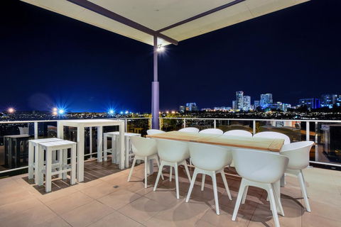 Luxury Darwin City Lights Jacuzzi Central Location Large House New Furnishings - Darwin Holiday 0