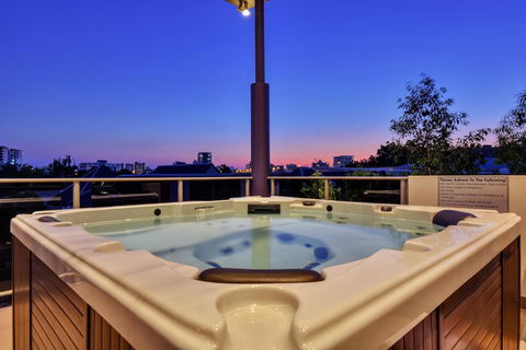Luxury Darwin City Lights Jacuzzi Central Location Large House New Furnishings - Darwin Holiday 3