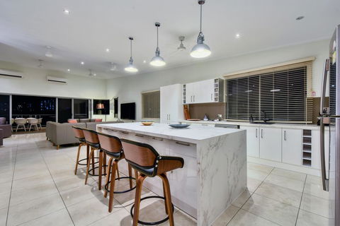 Luxury Darwin City Lights Jacuzzi Central Location Large House New Furnishings - Darwin Holiday 2