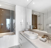 Luxury Hotel with Ocean View in Surfers Paradise - Darwin Holiday