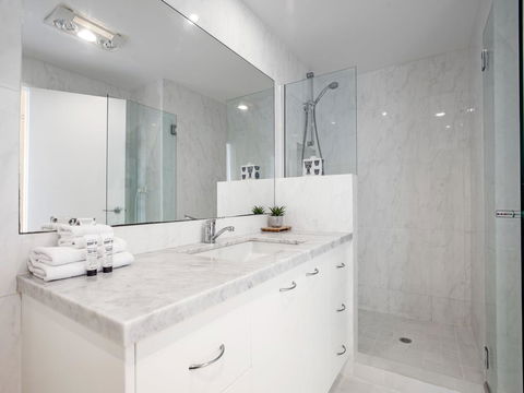 Luxury On The Hill, Noosa Heads - Darwin Holiday 1