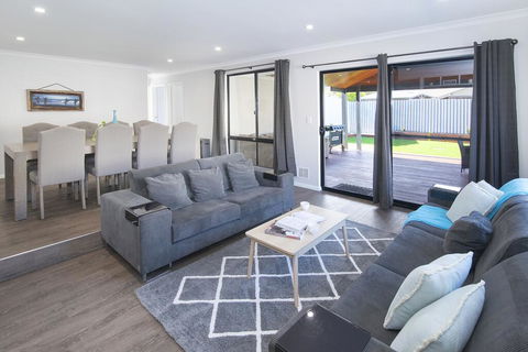 Luxury Renovated Home-5BR-meters From The Beach - Darwin Holiday 1