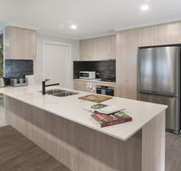 Luxury renovated home-5BR-meters from the beach - Darwin Holiday
