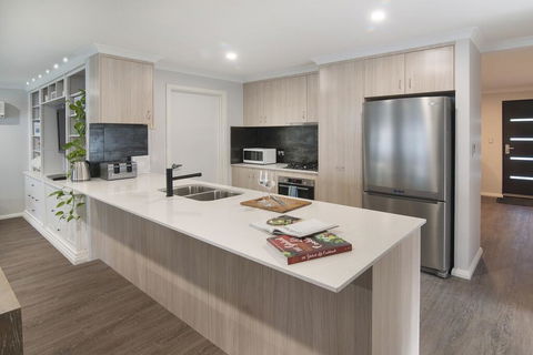 Luxury Renovated Home-5BR-meters From The Beach - Darwin Holiday 0