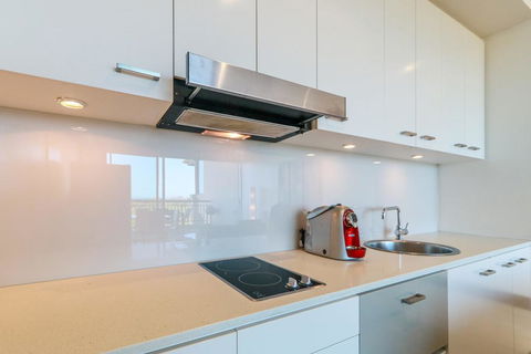 Luxury Retreat 2 Bedroom Spa Suite - Darwin Holiday 1