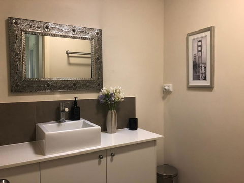 Luxury Room 15mins From Wagga's CBD - Darwin Holiday 1
