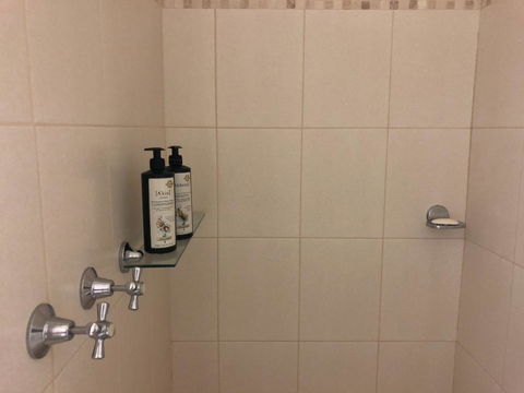 Luxury Room 15mins From Wagga's CBD - Darwin Holiday 2