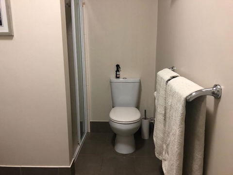 Luxury Room 15mins From Wagga's CBD - Darwin Holiday 3