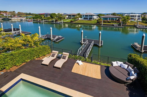 Luxury Suite + Private Living Room On Waterfront In Hope Island - Darwin Holiday 0