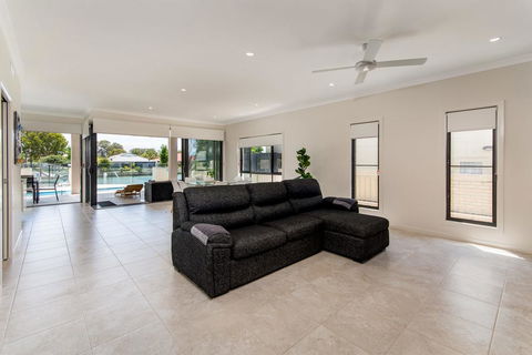 Luxury Waterfront Family Entertainer On Dolphin - Darwin Holiday 3