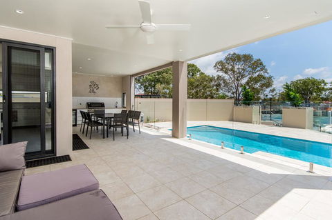 Luxury Waterfront Family Entertainer On Dolphin - Darwin Holiday 1