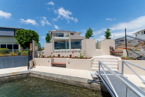 Luxury Waterfront Family Entertainer On Dolphin - Darwin Holiday 0