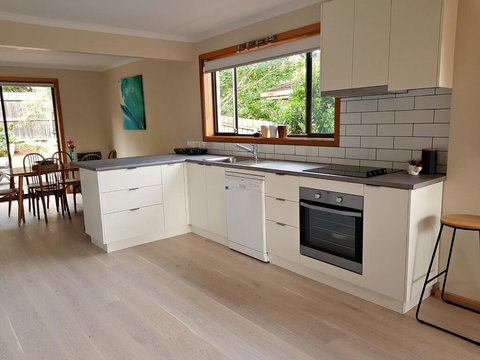 Lytton At Lonnie - Darwin Holiday 0