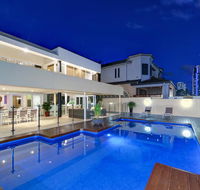 Magic On Main - Darwin Holiday