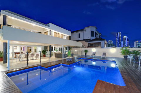 Magic On Main - Darwin Holiday 0