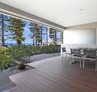 Manly Strand - Right on Manly Beach - Darwin Holiday