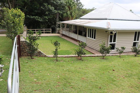Mapleton Falls Farm House - Darwin Holiday 0