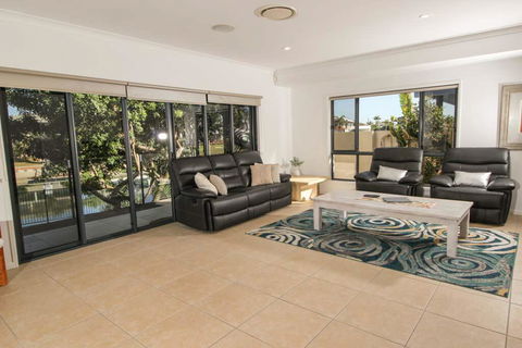 Maureen Waterfront Beach House - Darwin Holiday 3
