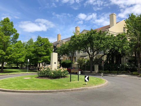 MCG, Rod Laver, City - Best Location In Melbourne - Darwin Holiday 3