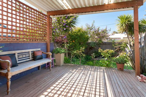 METRES TO THE BEACH - MORNINGTON - Darwin Holiday 1