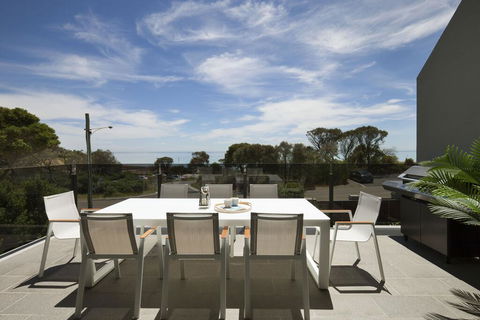 Mills Beach Retreat Luxury Family Retreat With Hydrotherapy Spa, Opposite Beach, Walk To Village - Darwin Holiday 1