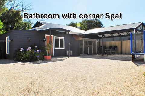 MODERN & LUXURIOUS WITH SPA BATH! - Darwin Holiday 0