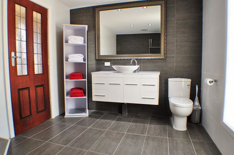 MODERN & LUXURIOUS WITH SPA BATH! - Darwin Holiday 3