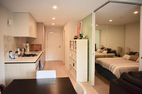 Modern 1 Bedroom Apartment In North Melbourne - Darwin Holiday 1