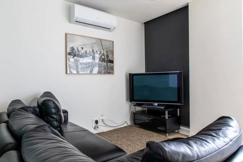 Modern 1 Bedroom Apartment In North Melbourne - Darwin Holiday 0