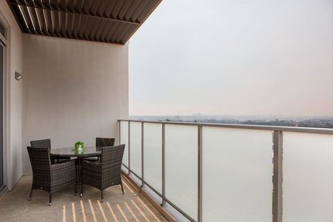 Modern 2 Bedroom Apartment In The Heart Of Burwood - Darwin Holiday 3